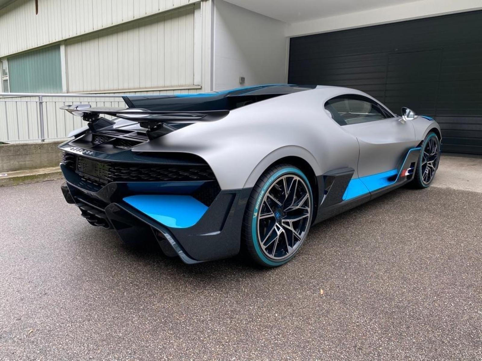 2020 Blue /Gray Bugatti Divo , 0.000000, 0.000000 - BUGATTI DIVO Argent matt / Divo Racing Blue, glossy / Divo Titanium Grey, Int Black / grey Brake caliper: Grey - Photo #3